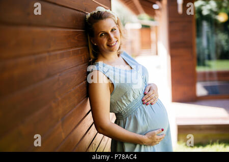 Schöne blonde schwangere Frau Stockfoto