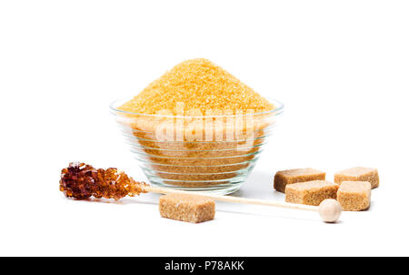 Brauner Zucker Sticks, Kristalle und Würfel auf Weiß Stockfoto