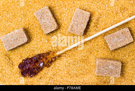 Brauner Zucker Sticks, Kristalle und Würfel Hintergrund der Ansicht von oben Stockfoto