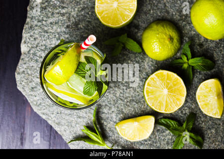 Ernährung Trinken von Wasser mit Gurke, Minze und Zitrone im Glas Stockfoto