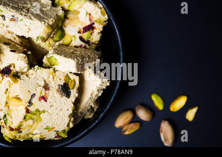 Halva Dessert mit Pistazien auf einem dunklen Platte Stockfoto