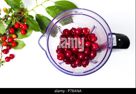 Kirsche Frucht in einen Mixer für einen Smoothie isoliert Stockfoto