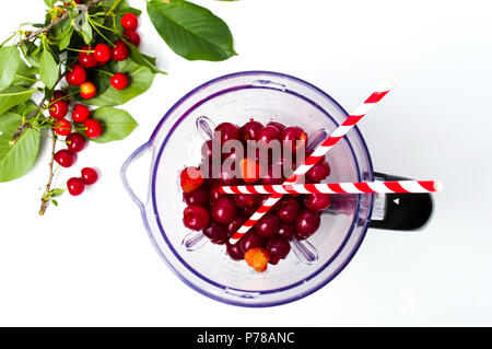 Kirsche Frucht in einen Mixer für einen Smoothie isoliert Stockfoto