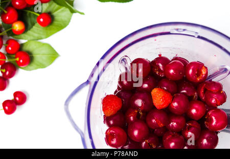 Kirsche Frucht in einen Mixer für einen Smoothie isoliert Stockfoto