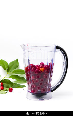Kirsche Frucht in einen Mixer für einen Smoothie isoliert Stockfoto