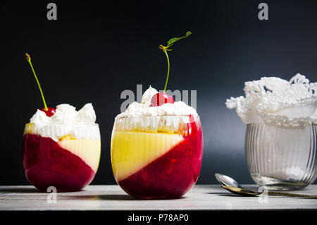 Cherry Parfait mit frischen Früchten in einem Glas dekoriert Stockfoto