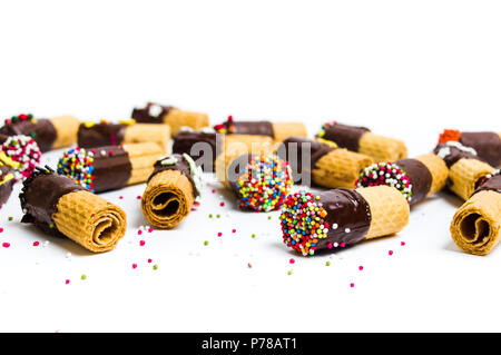 Dekoriert Waffeln mit Schokolade auf weißem Hintergrund Stockfoto