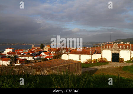 Blick auf die stadt mit Casa de Leiras rechts, Rio Minho im Hintergrund, Caminha, Provinz Minho, Nordportugal Stockfoto