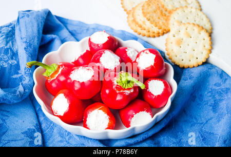 Rote Paprika gefüllt mit Käse auf einer Platte Stockfoto