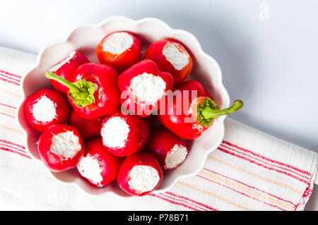 Rote Paprika gefüllt mit Käse auf einer Platte Stockfoto