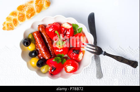 Rote Paprika gefüllt mit Käse und gebratene Würstchen Stockfoto