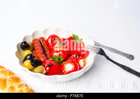 Rote Paprika gefüllt mit Käse und gebratene Würstchen Stockfoto