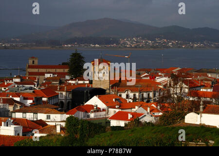 Ansicht der Stadt mit Uhrturm / Torre do Relógio im Zentrum, Igreja Matriz links, Rio Minho im Hintergrund, Caminha, Minho Provinz, Portugal Stockfoto