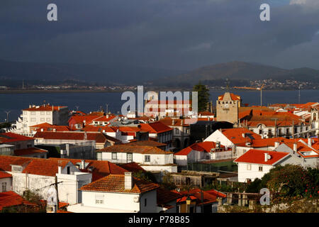 Ansicht der Stadt mit Uhrturm / Torre do Relógio im Zentrum, Igreja Matriz links, Rio Minho im Hintergrund, Caminha, Minho Provinz, Portugal Stockfoto