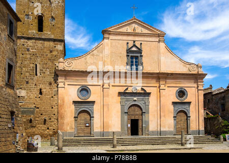 Civita di Bagnoregio, Latium/Italien - 2018/05/26: Chiesa di San Donato Kirche am Hauptplatz der historischen Stadt CIVITA DI BAGNOREGIO Stockfoto