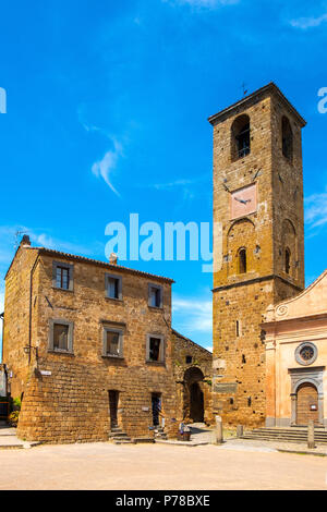 Civita di Bagnoregio, Latium/Italien - 2018/05/26: Chiesa di San Donato Kirche am Hauptplatz der historischen Stadt CIVITA DI BAGNOREGIO Stockfoto