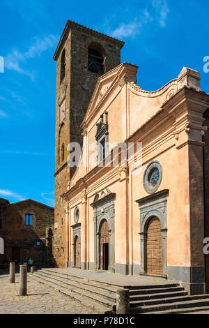 Civita di Bagnoregio, Latium/Italien - 2018/05/26: Chiesa di San Donato Kirche am Hauptplatz der historischen Stadt CIVITA DI BAGNOREGIO Stockfoto