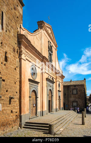 Civita di Bagnoregio, Latium/Italien - 2018/05/26: Chiesa di San Donato Kirche am Hauptplatz der historischen Stadt CIVITA DI BAGNOREGIO Stockfoto