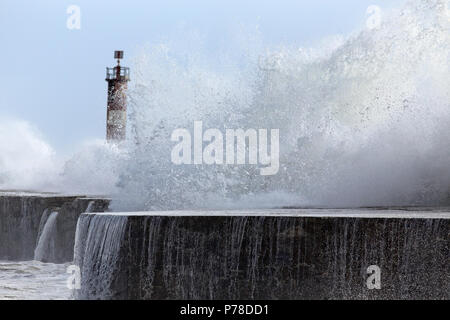 Big sea wave gegen Pier von einer Flussmündung Hafen aus dem Norden von Portugal Stockfoto