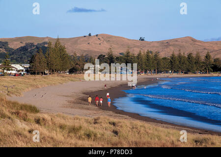 Die Menschen aufwachen entlang Waikanae Beach in Gisborne, Neuseeland Stockfoto