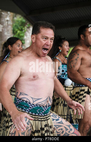 Maori Männer und Frauen durchführen Kapa Haka in Waitangi Day feiern in Waitangi, Neuseeland Stockfoto