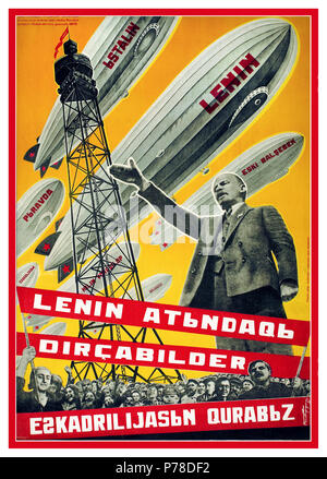 Jahrgang 1930 UDSSR russische Propaganda Poster "Wir eine Flotte von Luftschiffen Gebäude im Namen von Lenin." Plakat von Grafiker Georgii Kibardin von 1931 mit Text im alten Stil aserbaidschanischen Luftschiffe mit bemerkenswerte Grafik Namen Stalin Pravda Lenin etc. Stockfoto