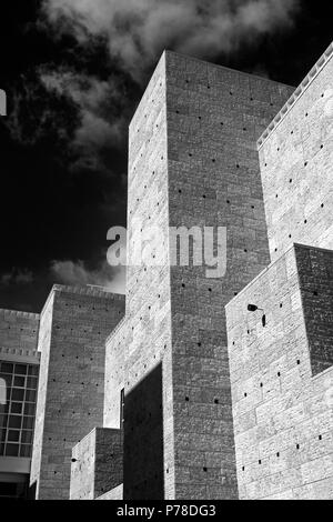 Architektur Details des Belém Kulturzentrum (CCB), Lissabon, Portugal. Schwarz und Weiß. Ir-Filter verwendet. Stockfoto