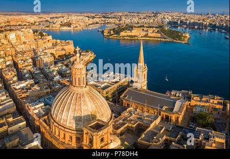 Valletta, Malta - Luftbild Unserer Lieben Frau auf dem Berg Karmel Kirche, St. Paul's Cathedral und die Insel Manoel bei Sonnenaufgang Stockfoto