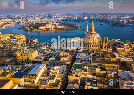 Valletta, Malta - Unsere Liebe Frau vom Berge Karmel Kirche und die Insel Manoel bei Sonnenaufgang Stockfoto