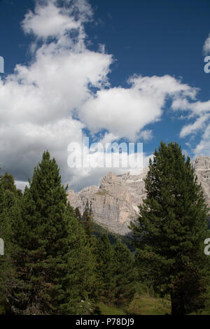 Cloud durch Campanili de Murfreit und Bindelturm T de Murfreitthe Sella Gruppe von Plan de Gralba Wolkenstein Gröden Dolomiten Italien Stockfoto