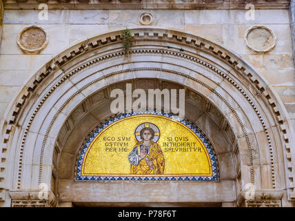 Mosaik über dem Eingang der Euphrasius-basilika, UNESCO-Weltkulturerbe, Porec, Istrien, Kroatien, Europa Stockfoto