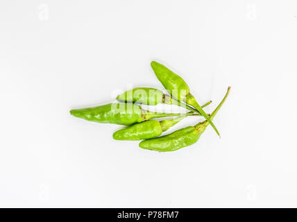 Der grüne Vogel eye Chili auf weißem Hintergrund Stockfoto