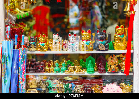 - Maneki Neko (Beckoning Cat), japanische Figuren in einem Souvenirshop in Londons Chinatown Stockfoto