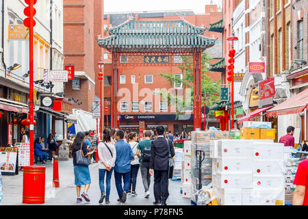 London, Großbritannien - 22 Juni, 2018 - London Chinatown chinesische Restaurants, Bäckereien und Souvenirläden im SOHO-Bereich Stockfoto