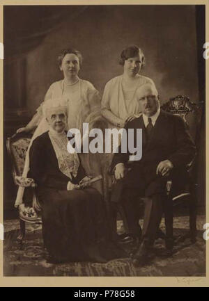 Nederlands: De Koninklijke Familie, 1929 Dit groepsportret ist samengesteld uit diverse opnamen, een 101-5337 dus. Ook einfügen Ziegler retouche Zehe. Achterop deze Foto verantwoordde de zijn ingrepen fotograaf: Koningin - moeder Emma en Koningin Wilhelmina zijn verplaatst, äh een ist andere Foto van Emma parelsnoer ingedrukt, het van Wilhelmina ist verlegd de Prins Hendrik kreeg een rechterhand uit een andere Foto. Achter Prins Hendrik Staat zijn dochter Prinses Juliana. 1929 8 De Koninklijke Familie 1929 Stockfoto