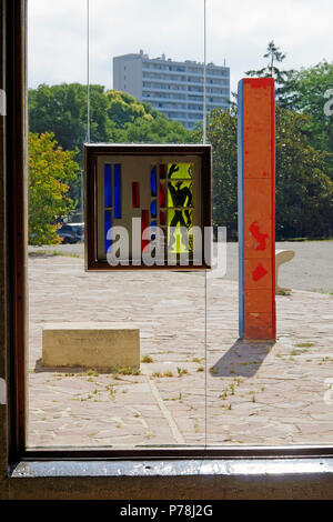 Kleine Glasfenster in der Unité d'habitation, ein Mietshaus in Marseille, designer Le Corbusier, ein Pionier der modernen Architektur Stockfoto