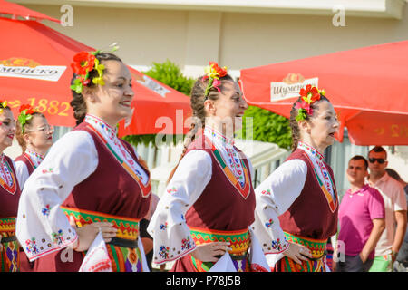 Varna, Bulgarien - 10. Juni 2018: Menschen in authentische Folklore Kostüm in einer Wiese tanzen Bulgarischen traditionellen Tanz namens Horo Stockfoto