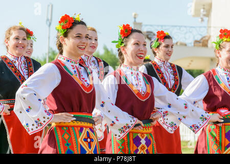 Varna, Bulgarien - 10. Juni 2018: Menschen in authentische Folklore Kostüm in einer Wiese tanzen Bulgarischen traditionellen Tanz namens Horo Stockfoto