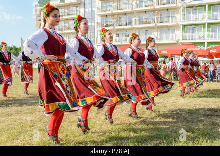 Varna, Bulgarien - 10. Juni 2018: Menschen in authentische Folklore Kostüm in einer Wiese tanzen Bulgarischen traditionellen Tanz namens Horo Stockfoto