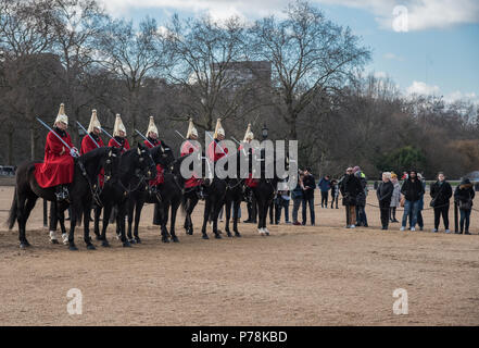 London, Großbritannien, 18. Januar 2018: Die Mitglieder der Queens Royal Horse Guards in traditionellen roten Uniformen gekleidet, auf Pferde, Reiten in die Chan Stockfoto