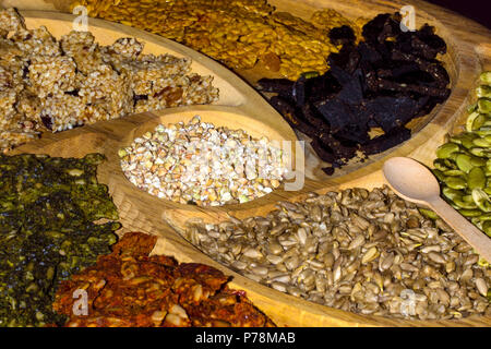 Ein Plateau von orientalischen Sonnenblumenkerne und Nüsse in einem hölzernen Fach Hintergrundbild Stockfoto