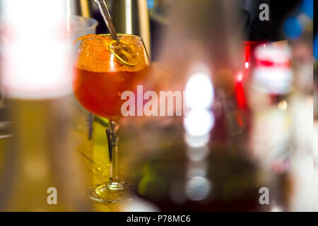 Red Cocktail in einem Glas, das Hintergrundbild mit Platz für Text Stockfoto