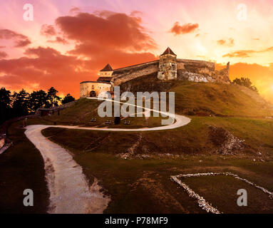 Rasnov mittelalterliche Zitadelle in Siebenbürgen in dramatischer Sonnenuntergang Licht Stockfoto