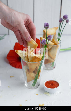 Hand dip Griescreme pie in Tomatensoße Stockfoto