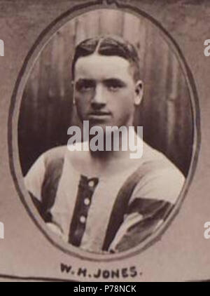 Englisch: William Henry Jones, als Billy oder Bullet Jones, Englische Fußball-Mittelstürmer, dargestellt in Brighton & Hove Albion F.C. Kit im Jahre 1910 bekannt. Original: 1910 Dieses abgeleitete Werk 7/8 am 13. März 2012 4 Bullet Jones Stockfoto