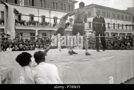 Español: Título original: Combate de boxeo en Uno de los Patios de los cuarteles de Loiola (3/5) Lokalisation: in San Sebastián (Guipúzcoa). 1933 18 Combate de boxeo en Uno de los Patios de los cuarteles de Loiola (3 de 5) - Fondo Car-Kutxa Fototeka Stockfoto