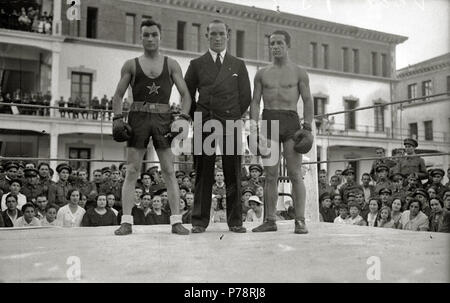 Español: Título original: Combate de boxeo en Uno de los Patios de los cuarteles de Loiola (1/5) Lokalisation: in San Sebastián (Guipúzcoa). 1933 17 Combate de boxeo en Uno de los Patios de los cuarteles de Loiola (1 de 5) - Fondo Car-Kutxa Fototeka Stockfoto