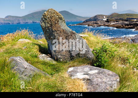 Kleine Standing Stone und Valentia Island Leuchtturm im Hintergrund, County Kerry, Irland Stockfoto