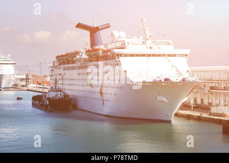 Bereitstellung von Schiff tanken grossen weissen Passagier Kreuzfahrtschiff. Betankung von schweren Nutzfahrzeugen Schiff im Wasser am Hafen. Stockfoto