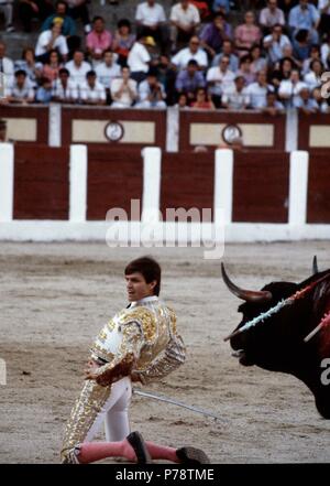 ESPARTACO JUAN ANTONIO RUIZ MATADOR DE TOROS ESPAÑOL. ESPARTINAS 1962 - año 1988 DESPLANTE DE RODILLAS;. Stockfoto